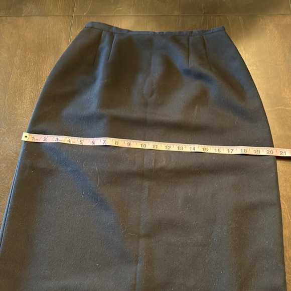 Lloyd New York Black Skirt, Back Slit, Back Zipper & Button, Lined, Size 8 - Picture 12 of 13